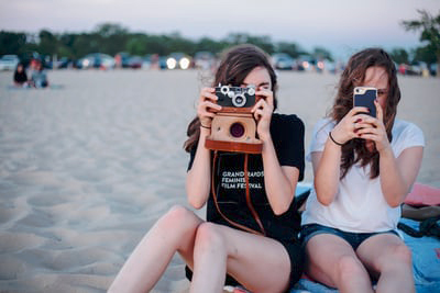 Adolescentes avec appareils photo